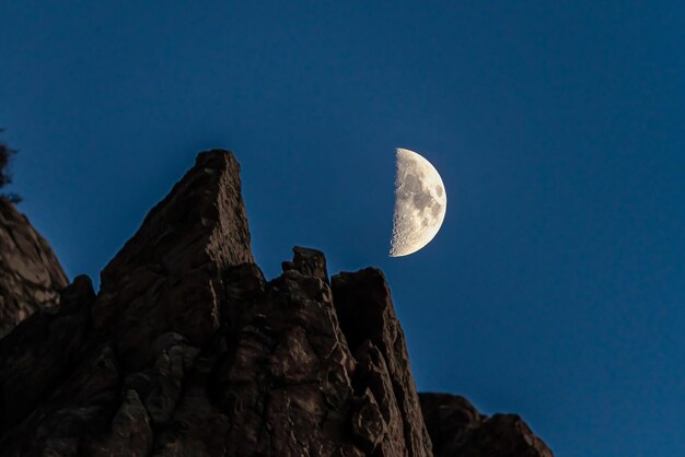 Foto vista de ângulo baixo de rochas contra um céu azul claro