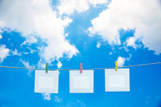 Foto vista de ângulo baixo de roupas penduradas na corda de roupa contra o céu azul