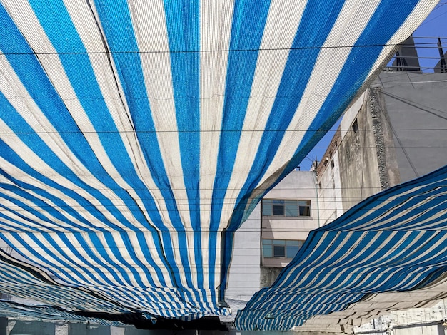 Foto vista de ângulo baixo de tecido listrado em cordas