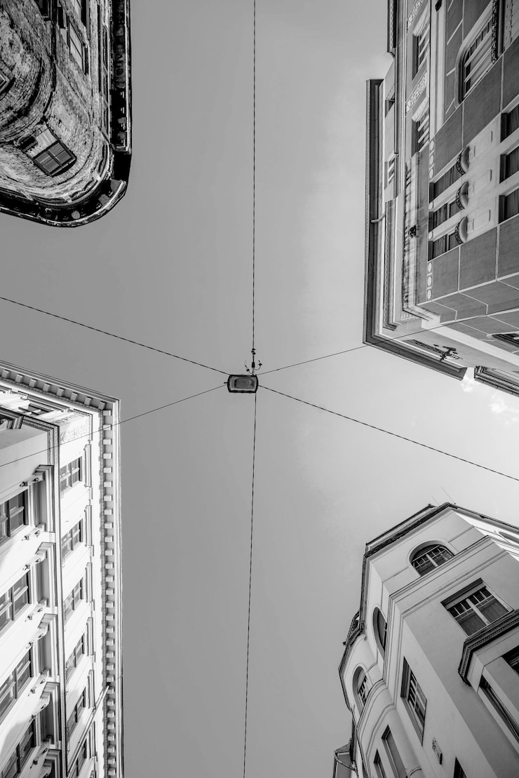 Foto vista de ângulo baixo de teleféricos na cidade contra o céu