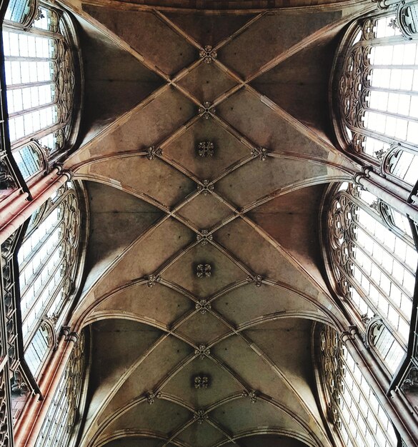 Foto vista de ângulo baixo de teto padronizado em edifício