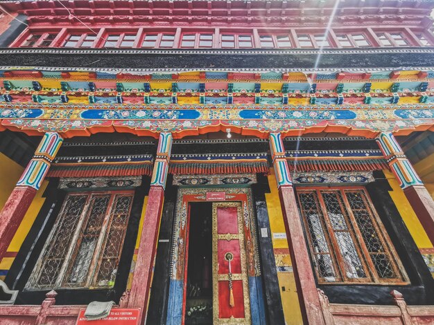 Foto vista de ângulo baixo de texto multicolorido no edifício