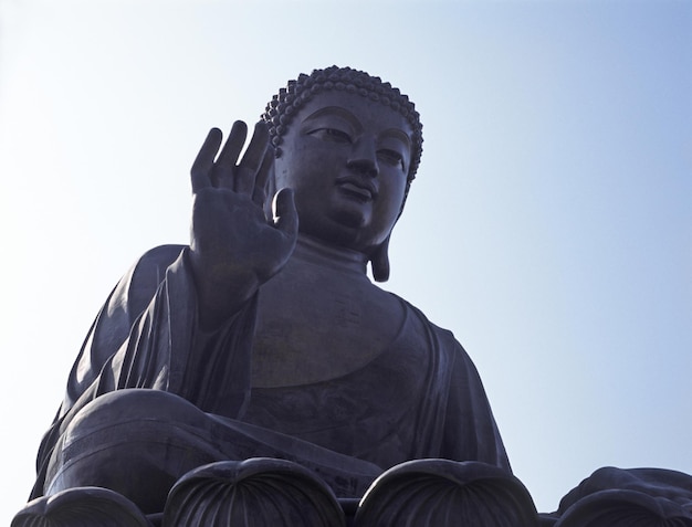 Vista de ângulo baixo de tian tan budha contra o céu