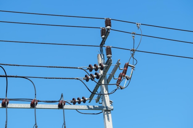 Vista de ângulo baixo de transformador de eletricidade contra um céu azul claro