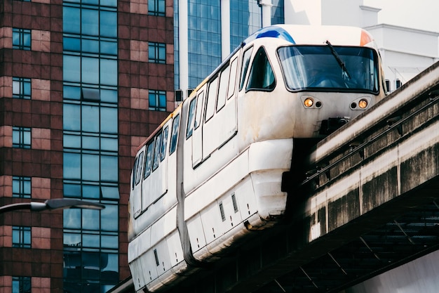Vista de ângulo baixo de trem elevado e edifícios modernos na cidade