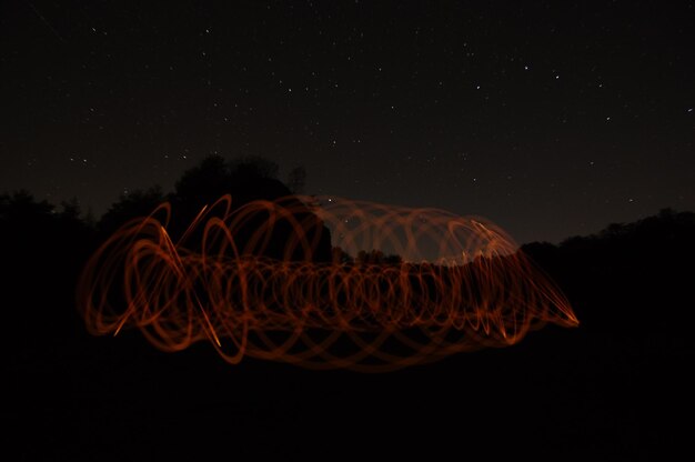 Foto vista de ângulo baixo de trilhas de luz à noite