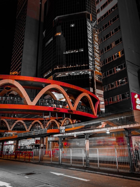 Foto vista de ângulo baixo de trilhas de luz na estrada à noite