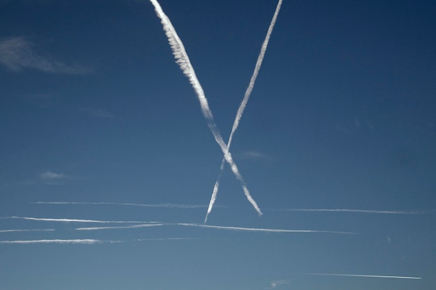 Foto vista de ângulo baixo de trilhas de vapor contra o céu azul