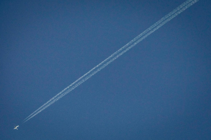 Foto vista de ângulo baixo de trilhas de vapor no céu azul
