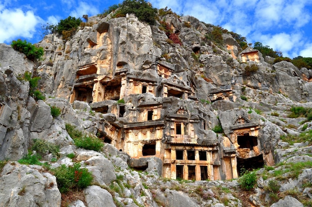 Vista de ângulo baixo de túmulos lícios nas ruínas de Myra