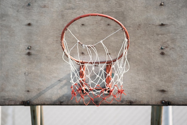 Foto vista de ângulo baixo de um aro de basquete