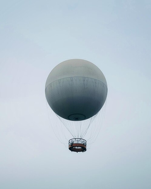 Foto vista de ângulo baixo de um balão de ar quente contra um céu claro