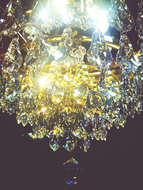 Foto vista de ângulo baixo de um candelabro iluminado