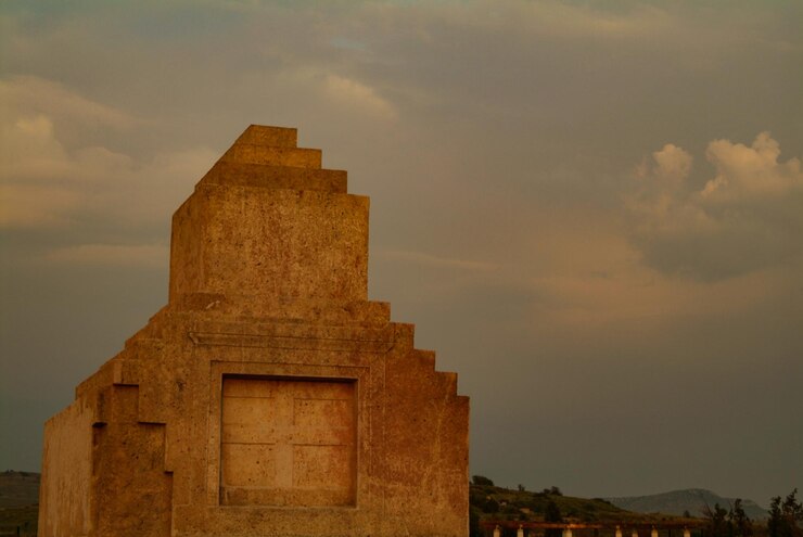 Foto vista de ângulo baixo de um edifício antigo contra o céu durante o pôr do sol