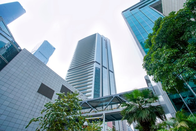 vista de ângulo baixo de um edifício comercial em guangzhou