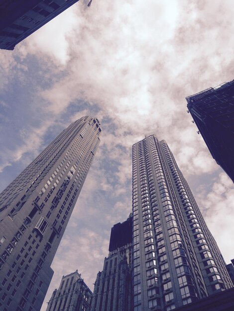 Foto vista de ângulo baixo de um edifício de escritórios moderno