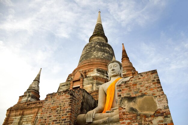 Foto vista de ângulo baixo de um edifício do templo contra o céu