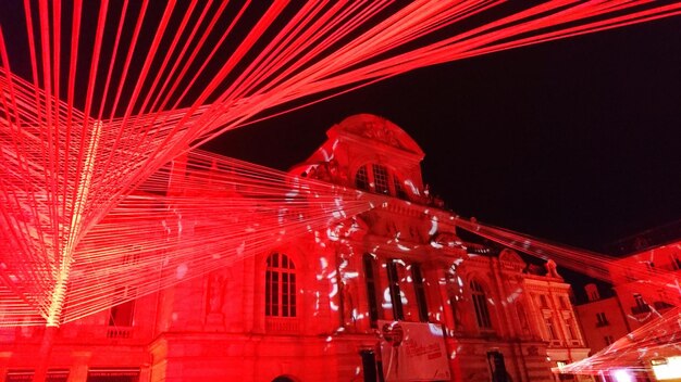 Vista de ângulo baixo de um edifício iluminado à noite