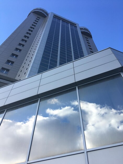Foto vista de ângulo baixo de um edifício moderno contra o céu