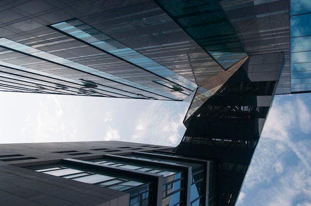 Vista de ângulo baixo de um edifício moderno contra o céu