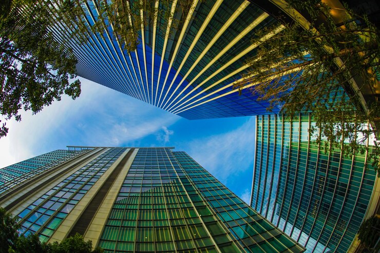 Foto vista de ângulo baixo de um edifício moderno contra o céu