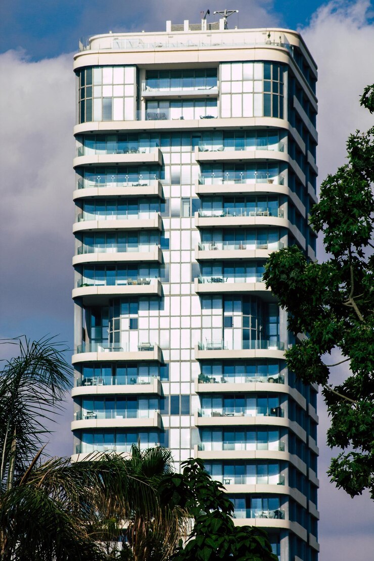 Foto vista de ângulo baixo de um edifício moderno contra o céu