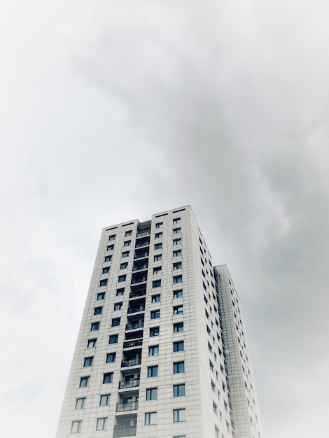 Vista de ângulo baixo de um edifício moderno contra o céu