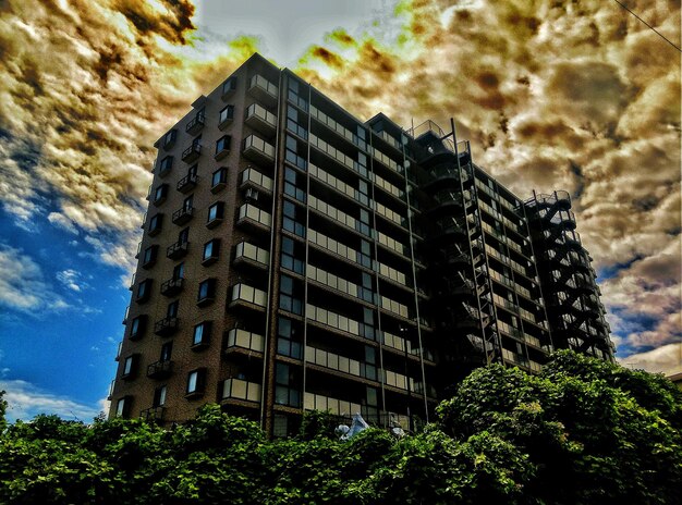 Vista de ângulo baixo de um edifício moderno contra o céu