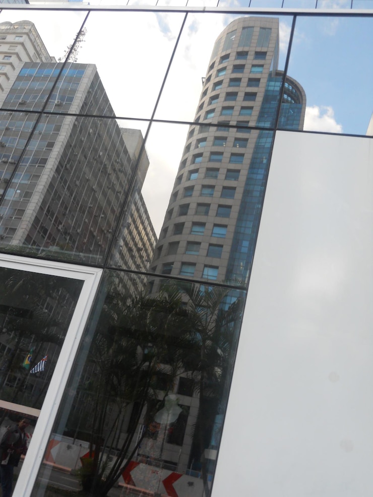 Foto vista de ângulo baixo de um edifício moderno contra o céu