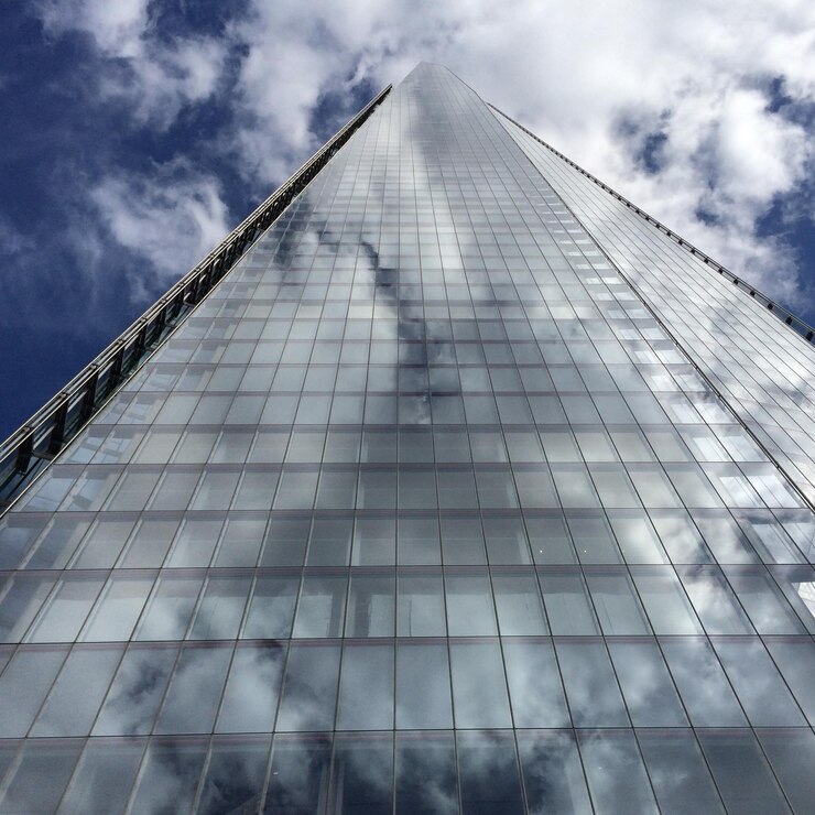 Foto vista de ângulo baixo de um edifício moderno contra o céu