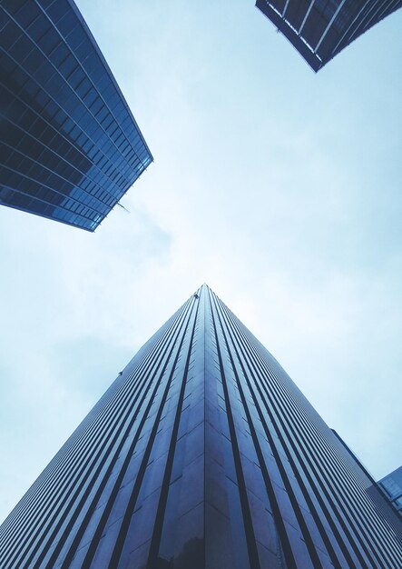Vista de ângulo baixo de um edifício moderno contra o céu