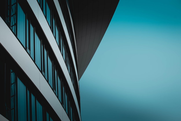 Vista de ângulo baixo de um edifício moderno contra um céu azul claro