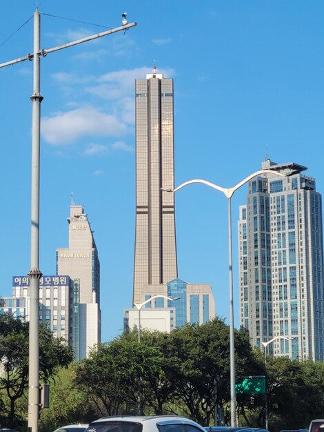 Foto vista de ângulo baixo de um edifício moderno contra um céu azul claro