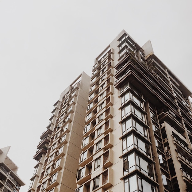 Vista de ângulo baixo de um edifício moderno contra um céu claro