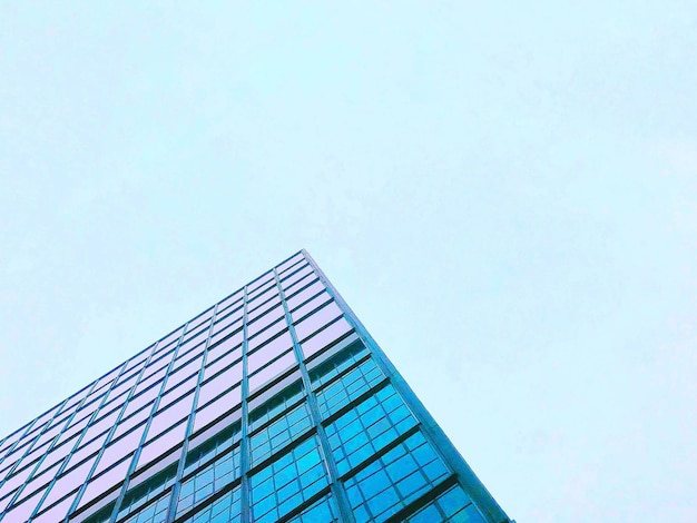 Vista de ângulo baixo de um edifício moderno contra um céu claro