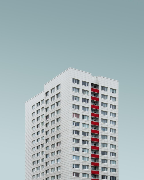 Vista de ângulo baixo de um edifício moderno contra um céu claro