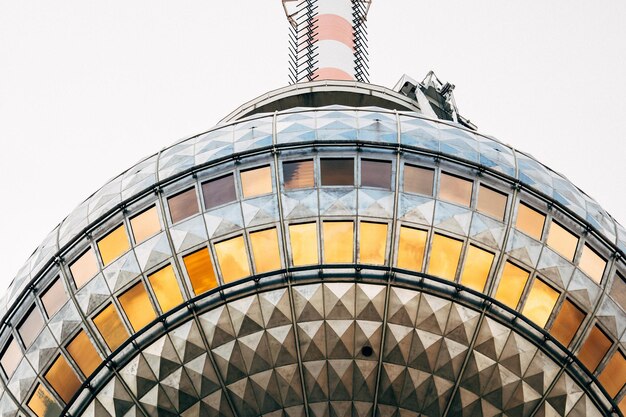 Foto vista de ângulo baixo de um edifício moderno contra um céu claro