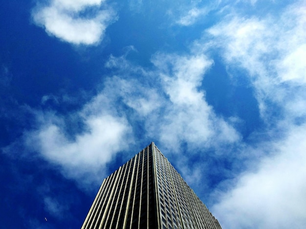 Vista de ângulo baixo de um edifício moderno contra um céu nublado