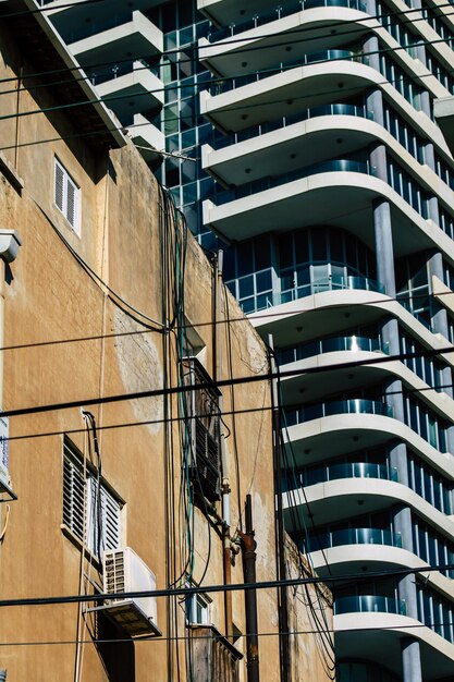 Foto vista de ângulo baixo de um edifício moderno na cidade