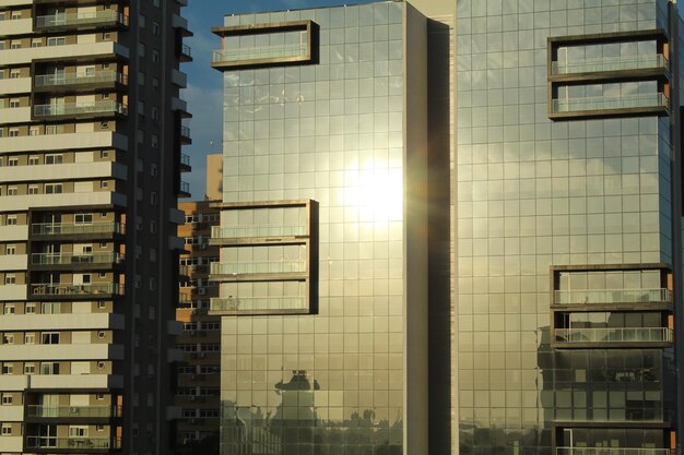 Vista de ângulo baixo de um edifício moderno