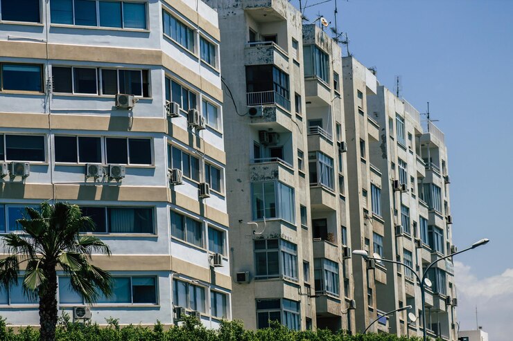 Foto vista de ângulo baixo de um edifício residencial contra o céu