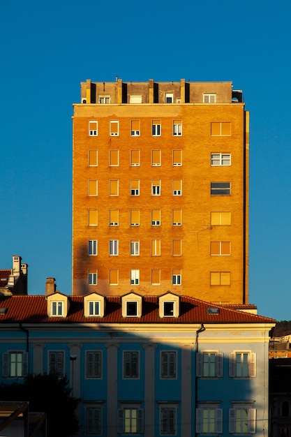 Vista de ângulo baixo de um edifício residencial contra um céu azul claro