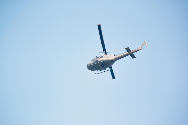 Vista de ângulo baixo de um helicóptero contra um céu claro