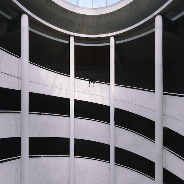 Vista de ângulo baixo de um homem pendurado na varanda do edifício