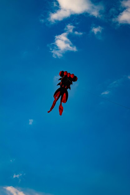 Foto vista de ângulo baixo de um homem pulando contra o céu