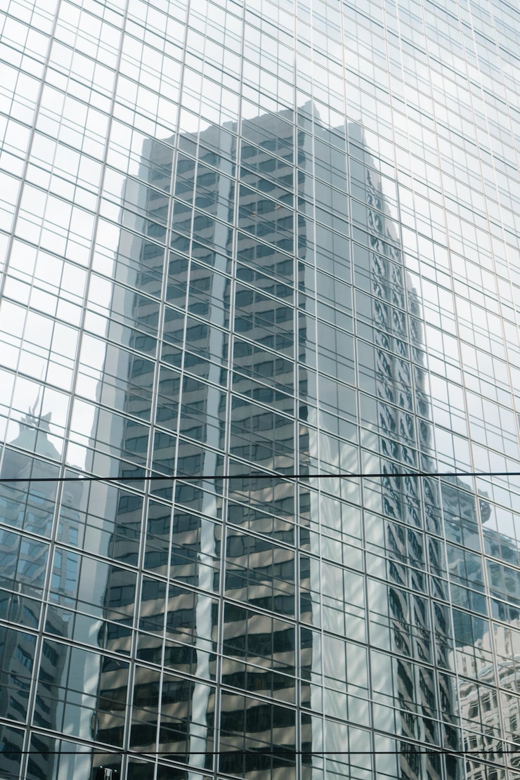 Foto vista de ângulo baixo de um moderno edifício de vidro na cidade