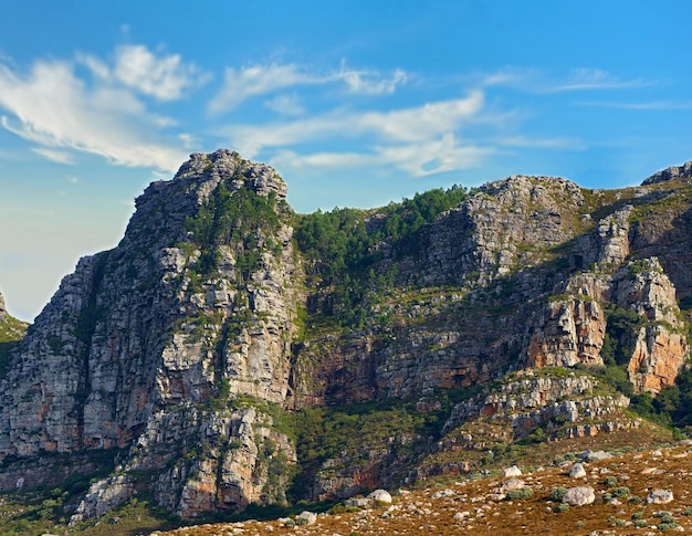 Vista de ângulo baixo de um pico de montanha na África do Sul Paisagem cênica de um local remoto de caminhada em Lions Head na Cidade do Cabo durante um dia ensolarado Viajar e explorar a natureza através da aventura