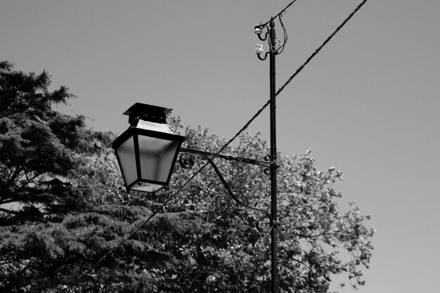 Vista de ângulo baixo de um poste de luz contra um céu claro