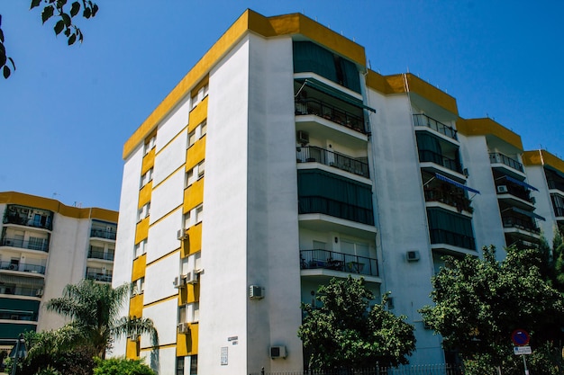 Foto vista de ângulo baixo de um prédio de apartamentos contra o céu azul