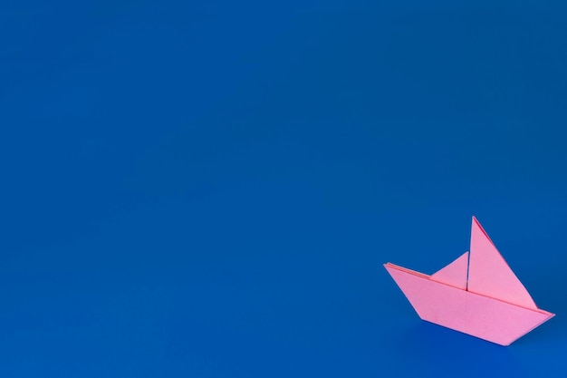 Vista de ângulo baixo de uma bandeira de papel contra um céu azul claro